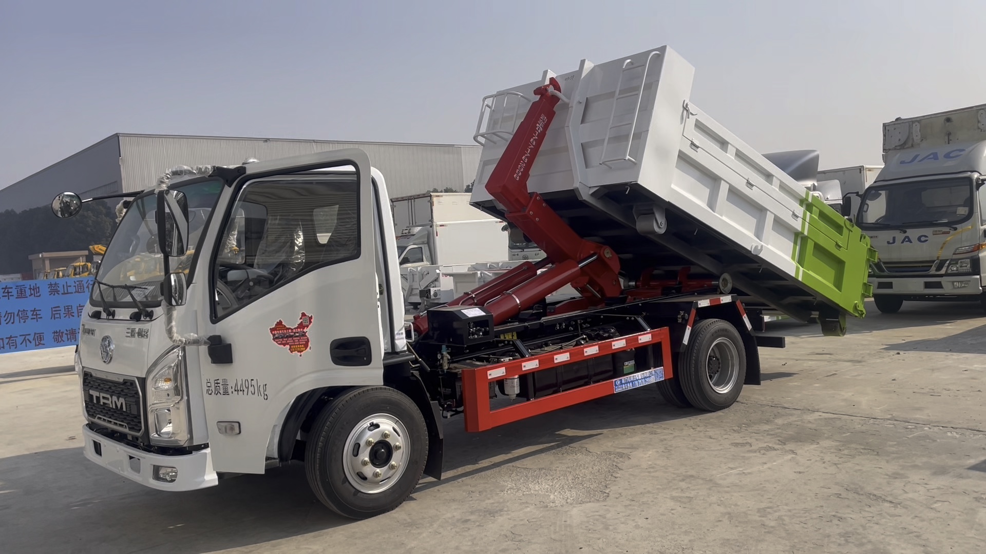 三环蓝牌钩臂垃圾清运车建筑垃圾箱