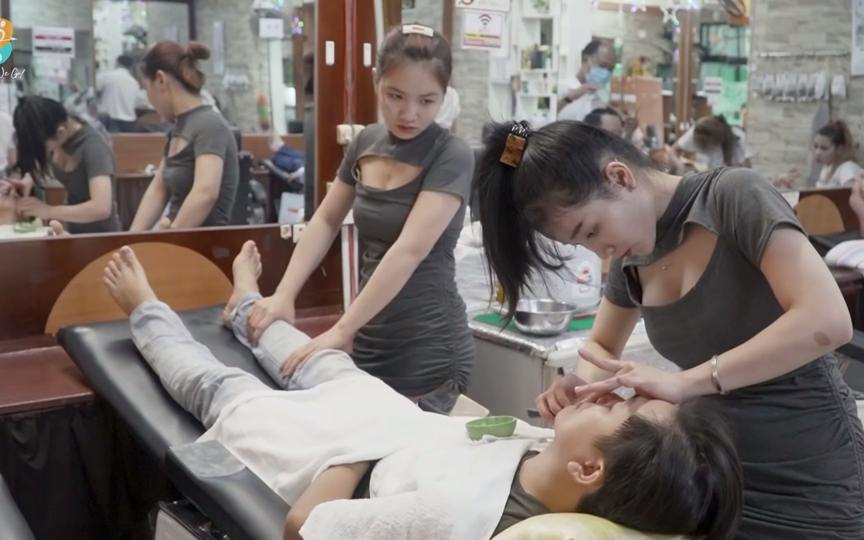 越南理发店刮脸剪鼻毛图片