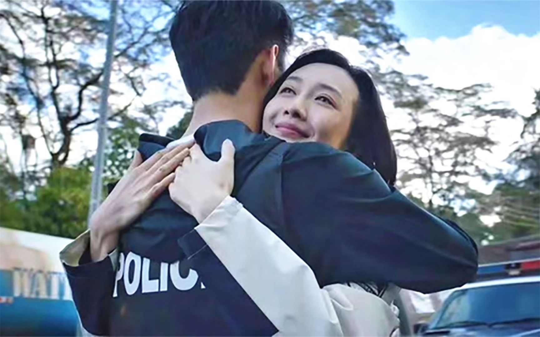 为何王凯和王鸥拥抱的戏只拍上半身?当镜头下移后,观众笑出猪叫