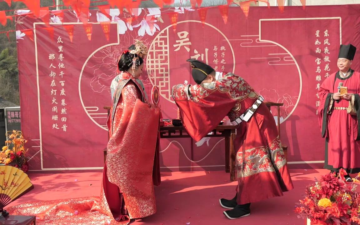 户外中式婚礼新娘却扇礼环节看看多美