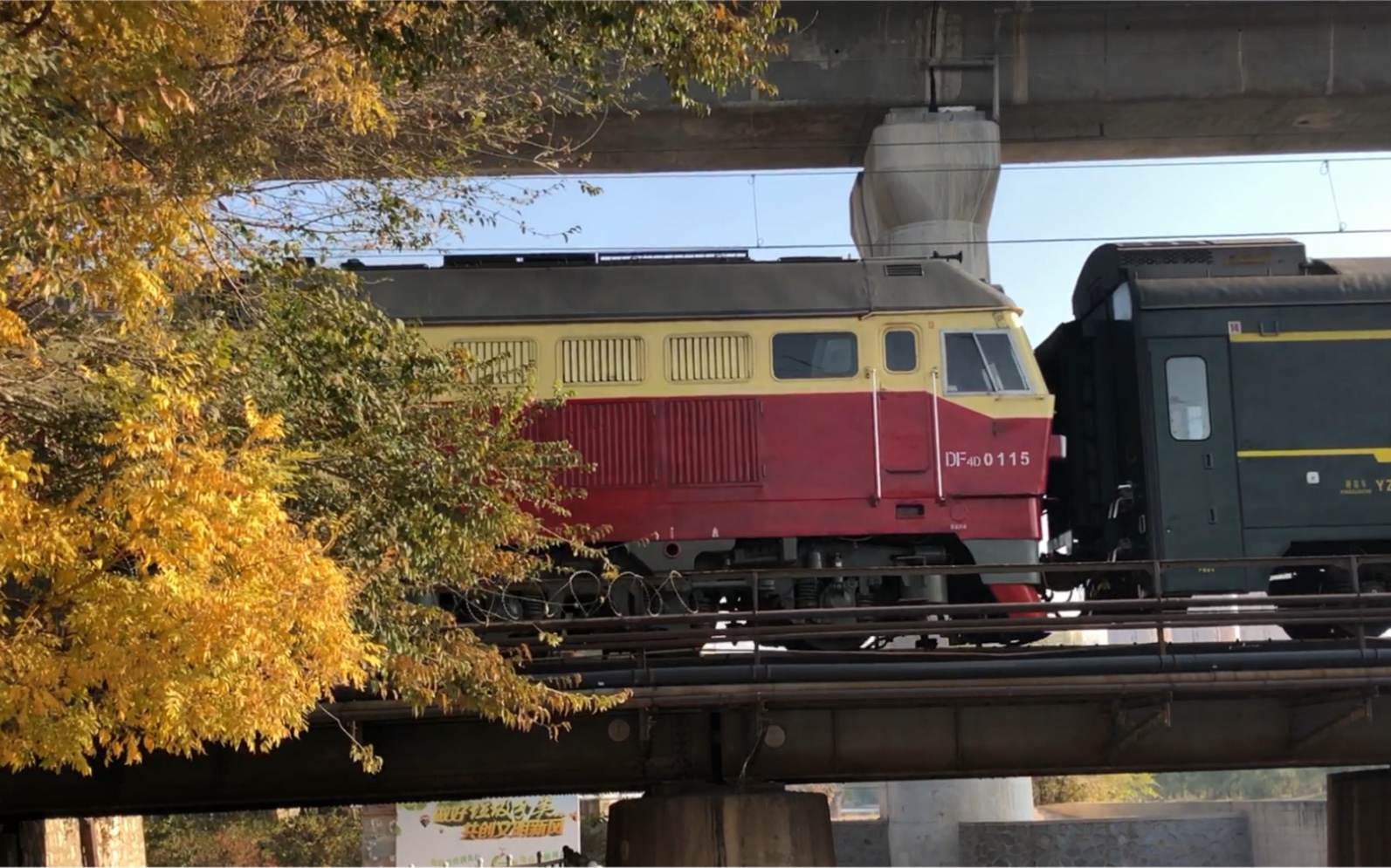 df4d-0115,京局津段,牵引天津北-蓟州北的管内旅游列车由天津北站驶出