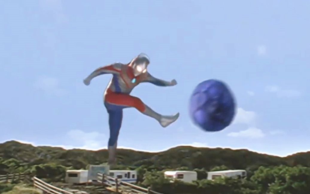 奥特曼亲自示范标准踢球动作,戴拿瞬间变身运动员,替怪兽默哀