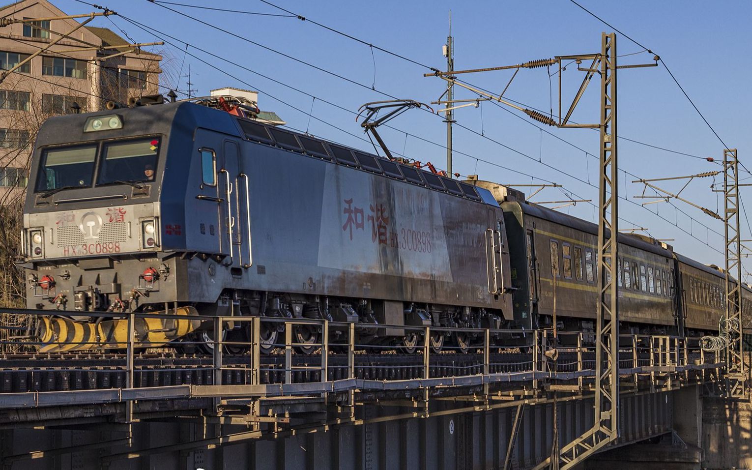 铁路拍车记录遛弯玉蜓桥碰上京局邯段hxd3c0898牵引的k473次北京昆明