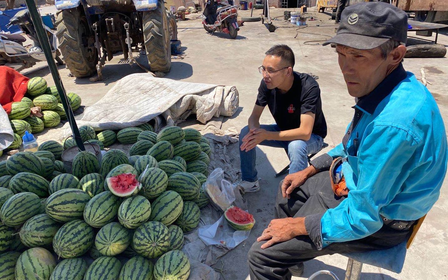 新疆大叔路边摆摊卖西瓜,一个大西瓜3.