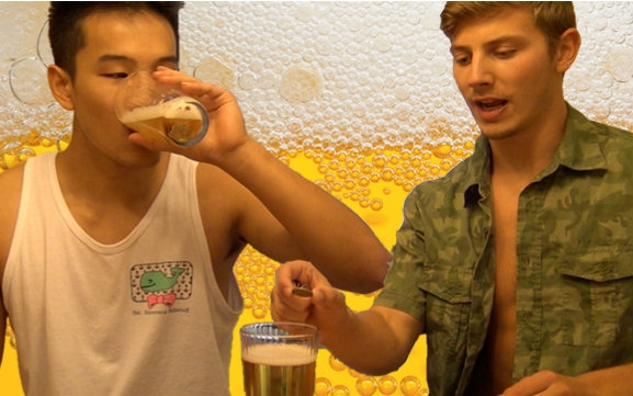 老美一分钟老美花式玩啤酒灌死好基友