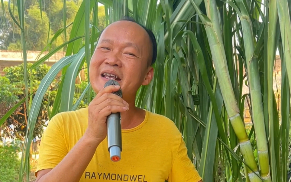 农民肉蛋哥在田头翻唱一段经典歌曲换到千般恨