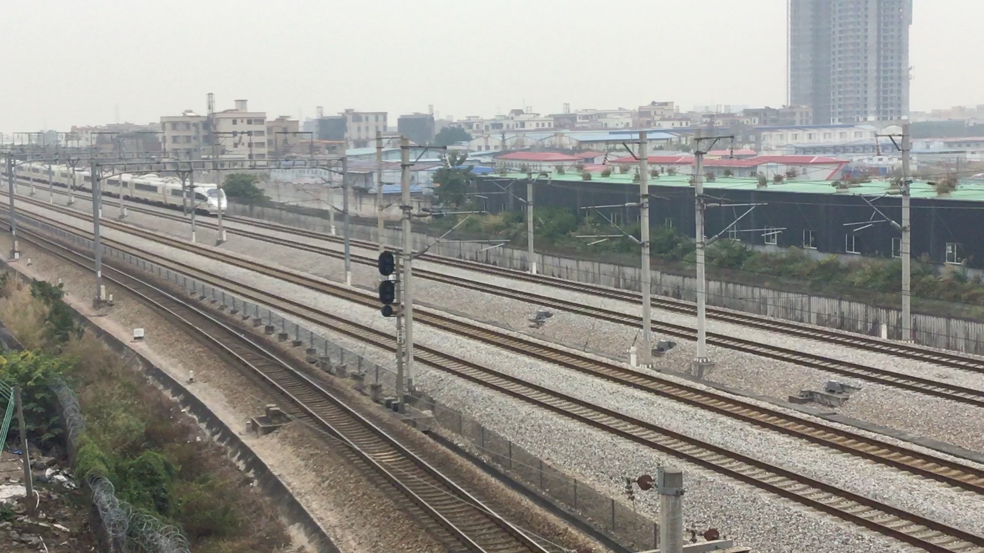 G2929次(重庆西深圳北)本务由中国铁路成都局集团有限公司重庆北动车运用所CRH3C(车号没拍清楚)奇槎机位通过哔哩哔哩bilibili