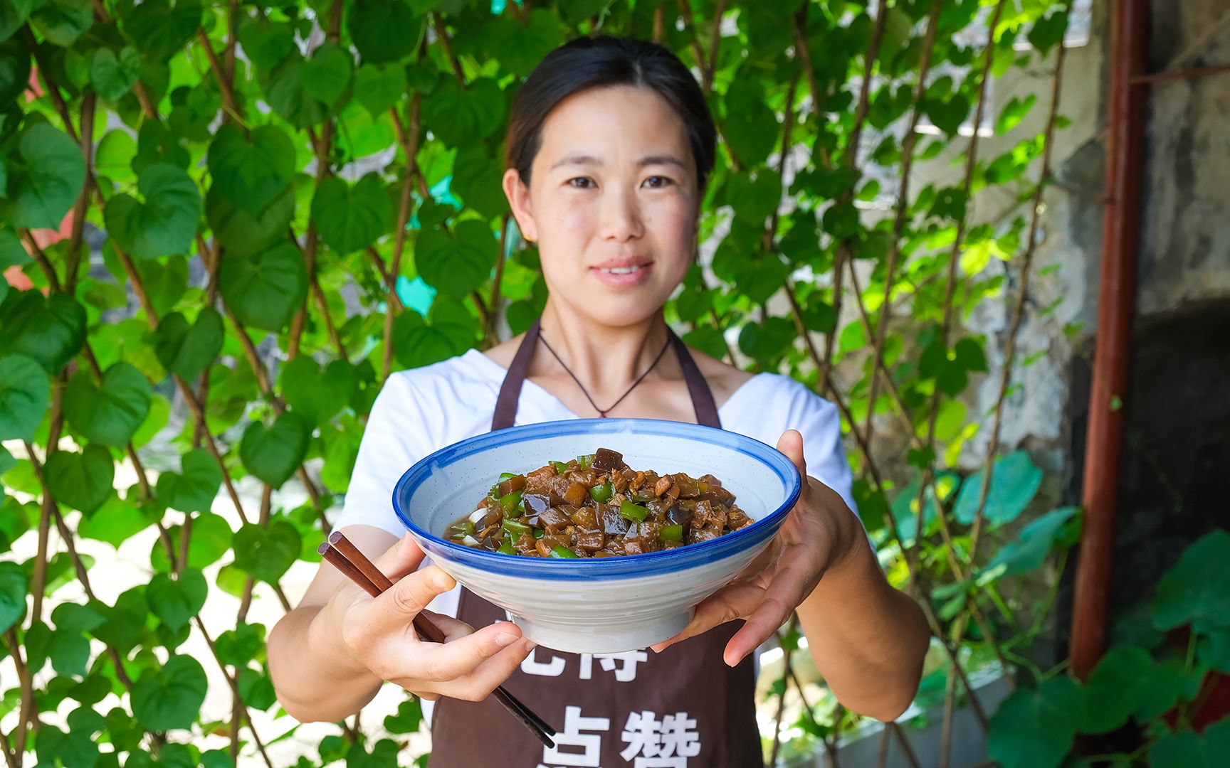 自家茄子长好了,小勇做茄丁肉丁打卤面,酱香浓郁真馋人,太香了哔哩哔哩bilibili