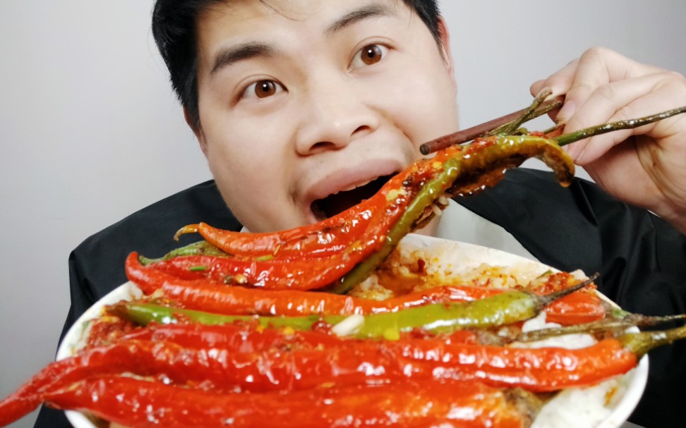 湖南人最不怕的就是辣椒,辣椒越辣吃的越爽,大口吃根本停不下来