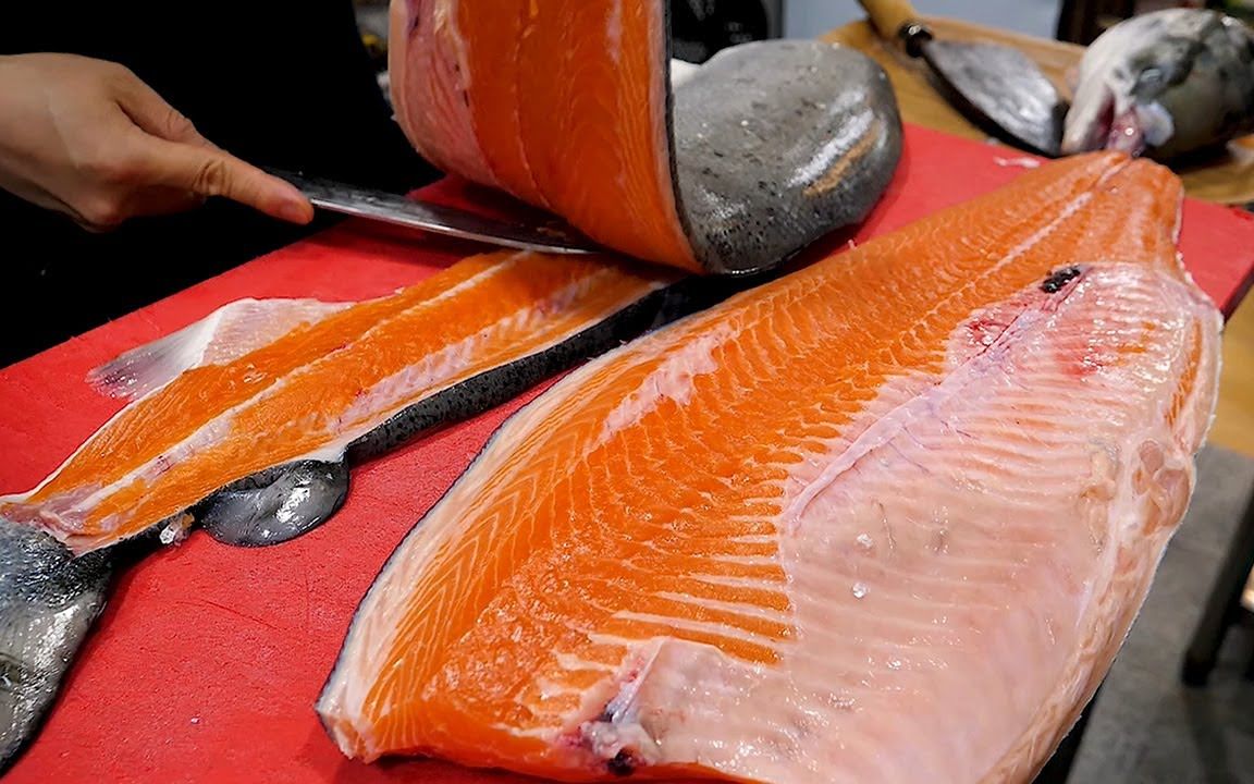 韩国人真敢吃!现场解剖三文鱼,大块抱着生啃,你敢这样吃吗?