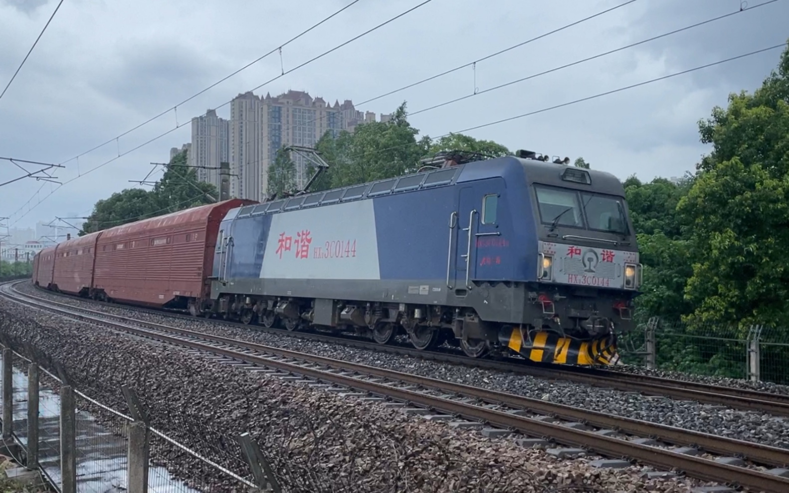 京广线hxd3c客机拉货武局江段hxd3c0144牵引jsq6凹底双层运输汽车专用