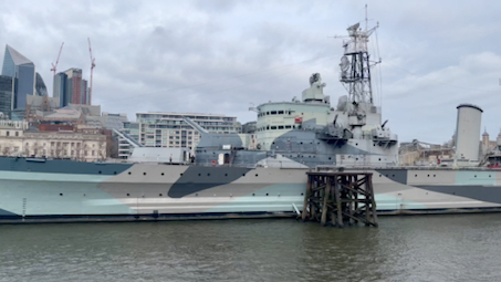 被拴住反复使用的女仆—冬日阳光下的贝尔法斯特号巡洋舰