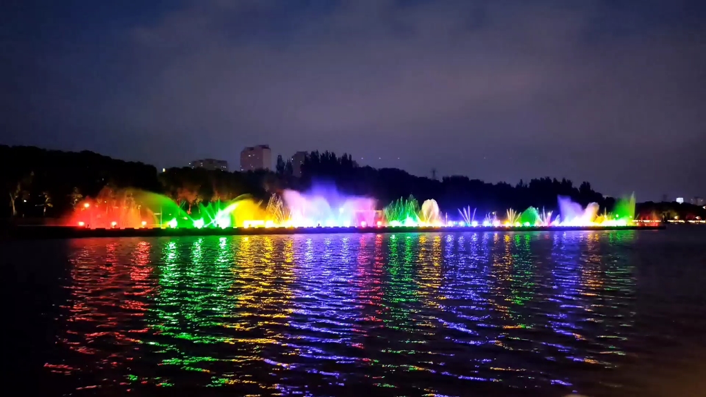 长春伊通河东岭南街段音乐喷泉每周末晚7:30与您相约(冬天没有哈)