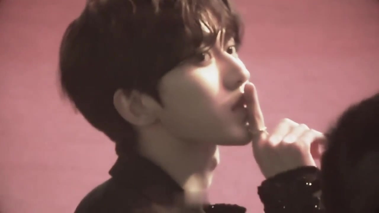 蔡徐坤比嘘这个小动做也太苏了吧!小女生疯狂尖叫!