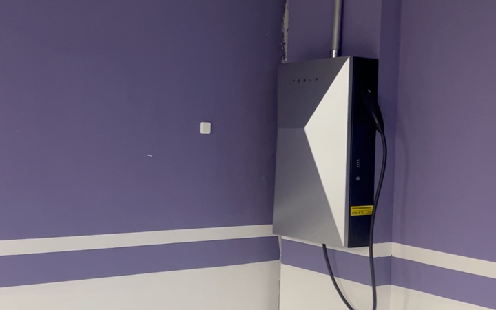 特斯拉cybervault赛博家用充电桩,体积比较大.