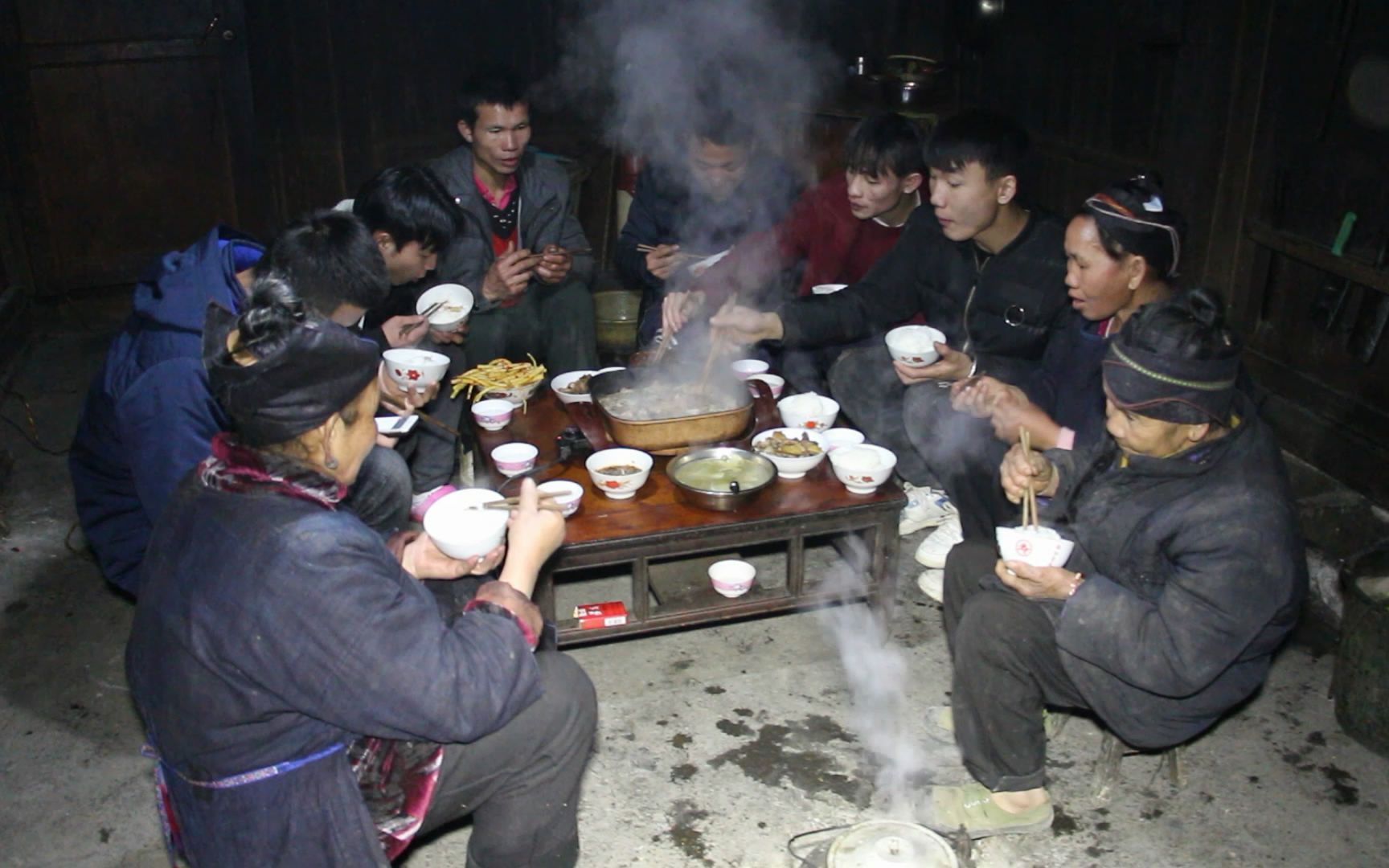 农村小伙把村里帅哥全部聚在一起吃饭,家里真是热闹极了