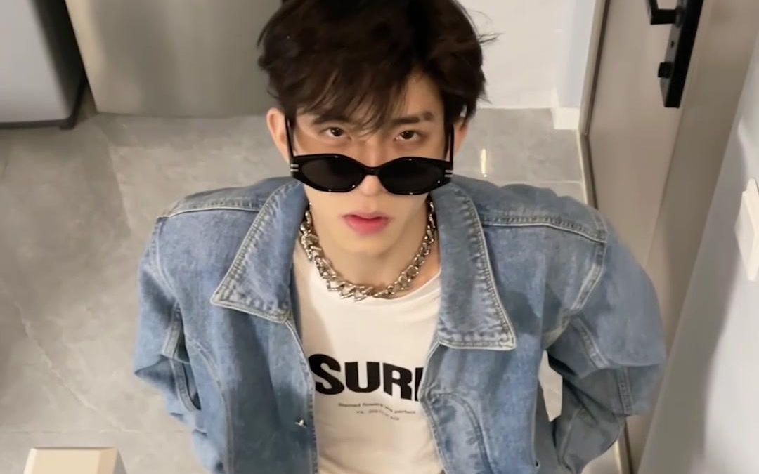 "顾导"上下变装 是不?~#网红帅哥