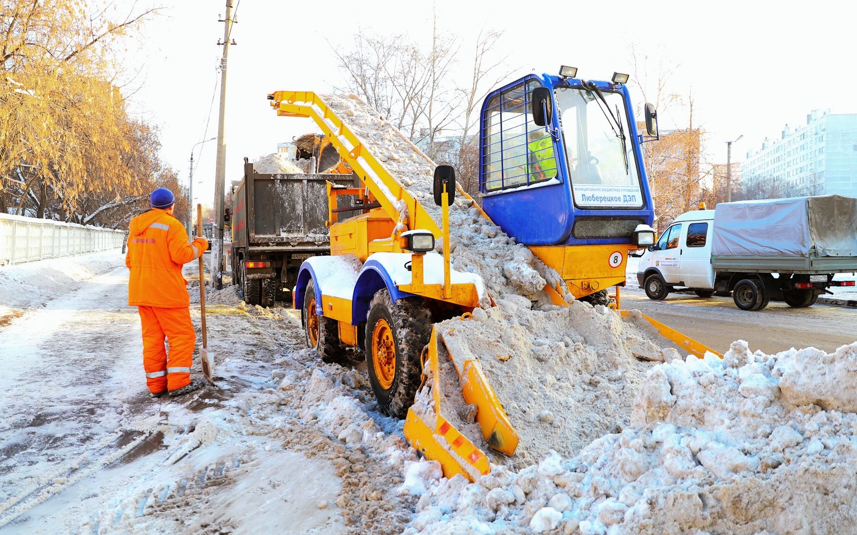 不可思议的铲雪车,工作起来如同吃饭,分分钟去除公路积雪