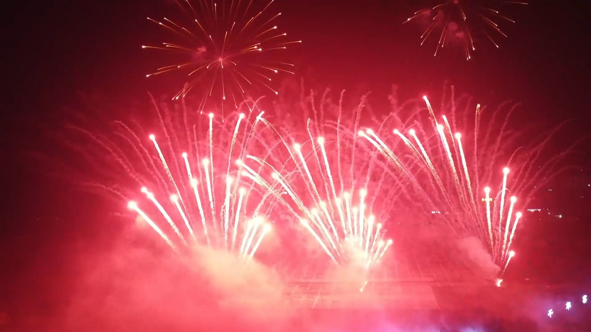 2024跨年烟火秀:璀璨星空,浪漫之夜,让爱与梦想照亮新的一年