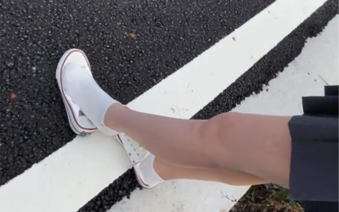 帆布鞋太捂啦!晾一晾被汗湿了的袜子吧!