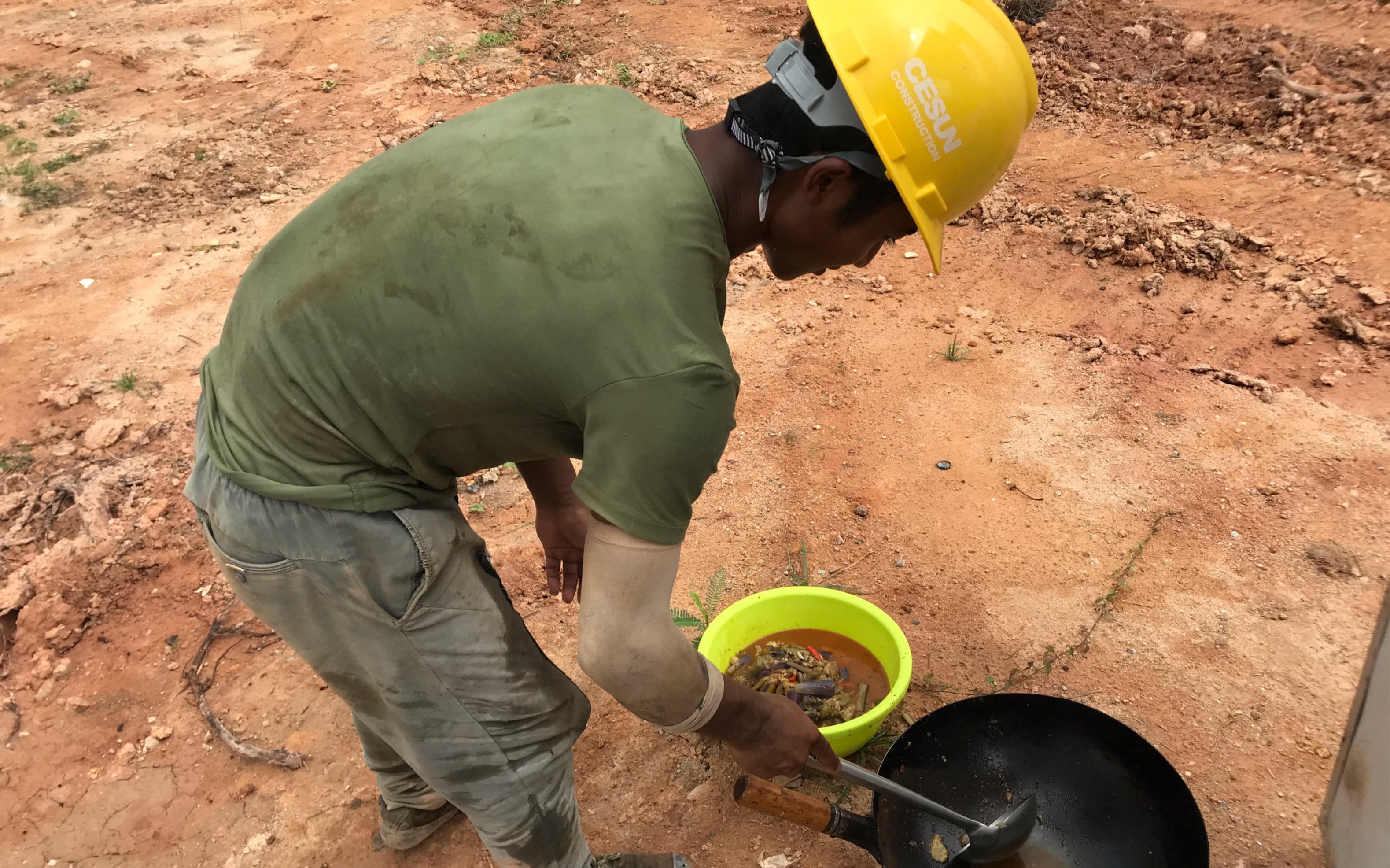 工地小黑边做饭边用英式中文分享感情经验