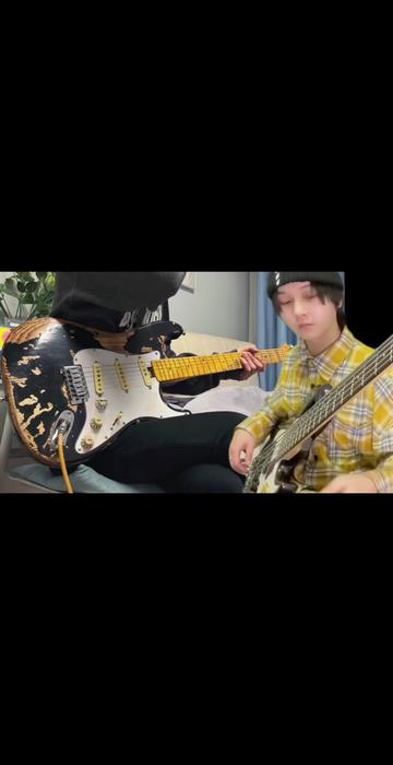 约贝斯手斗琴被虐,想妈妈了 @刚阿楠