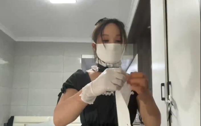 美女戴口罩和手套,猜猜要干嘛呢?