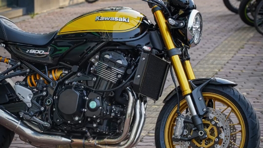 川崎复古街车z900 rs se琥珀金