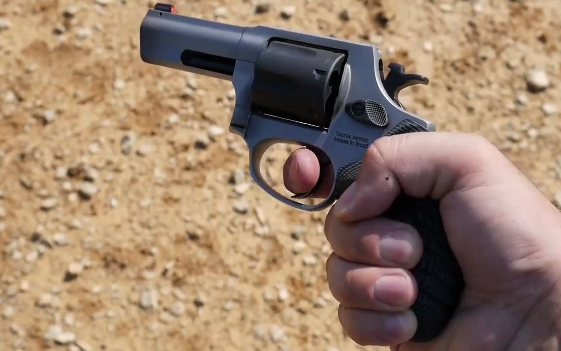 金牛座856左轮手枪,弹巢供弹6发,靶场实弹射击测试