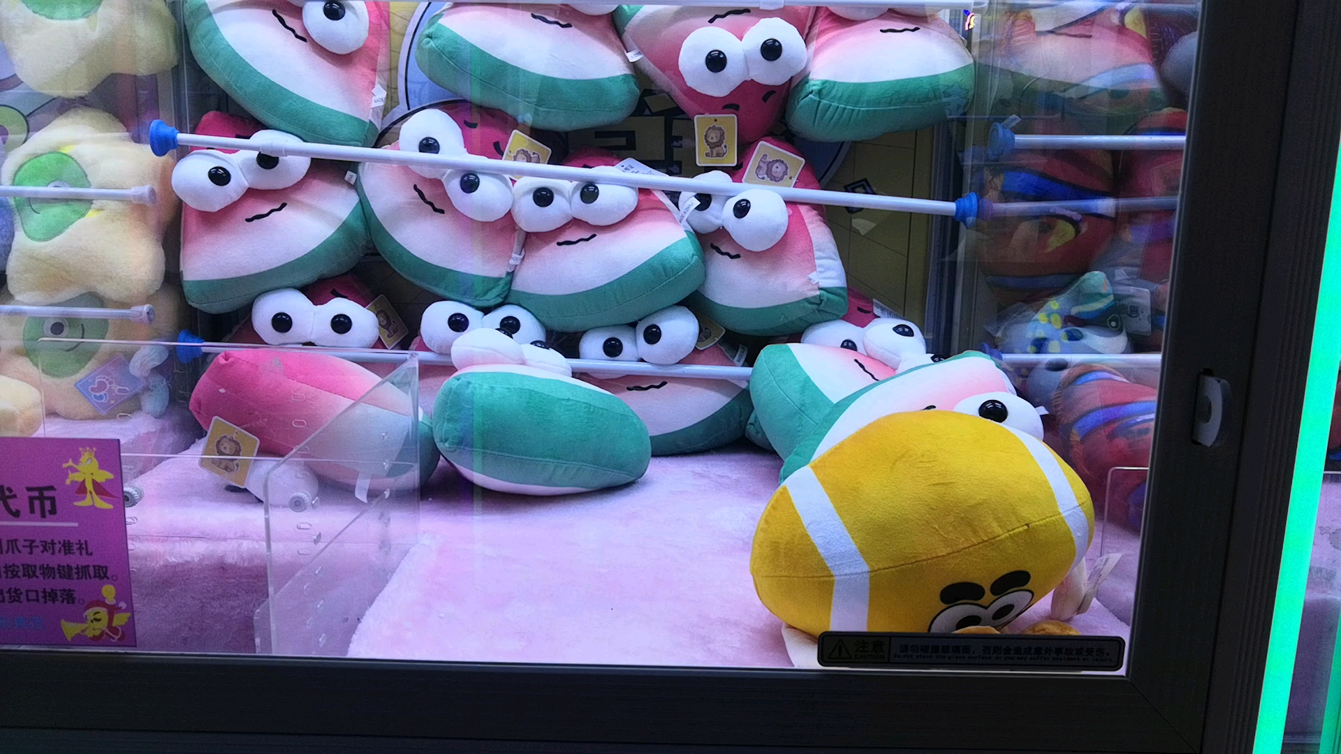 在万达大玩家抓娃娃