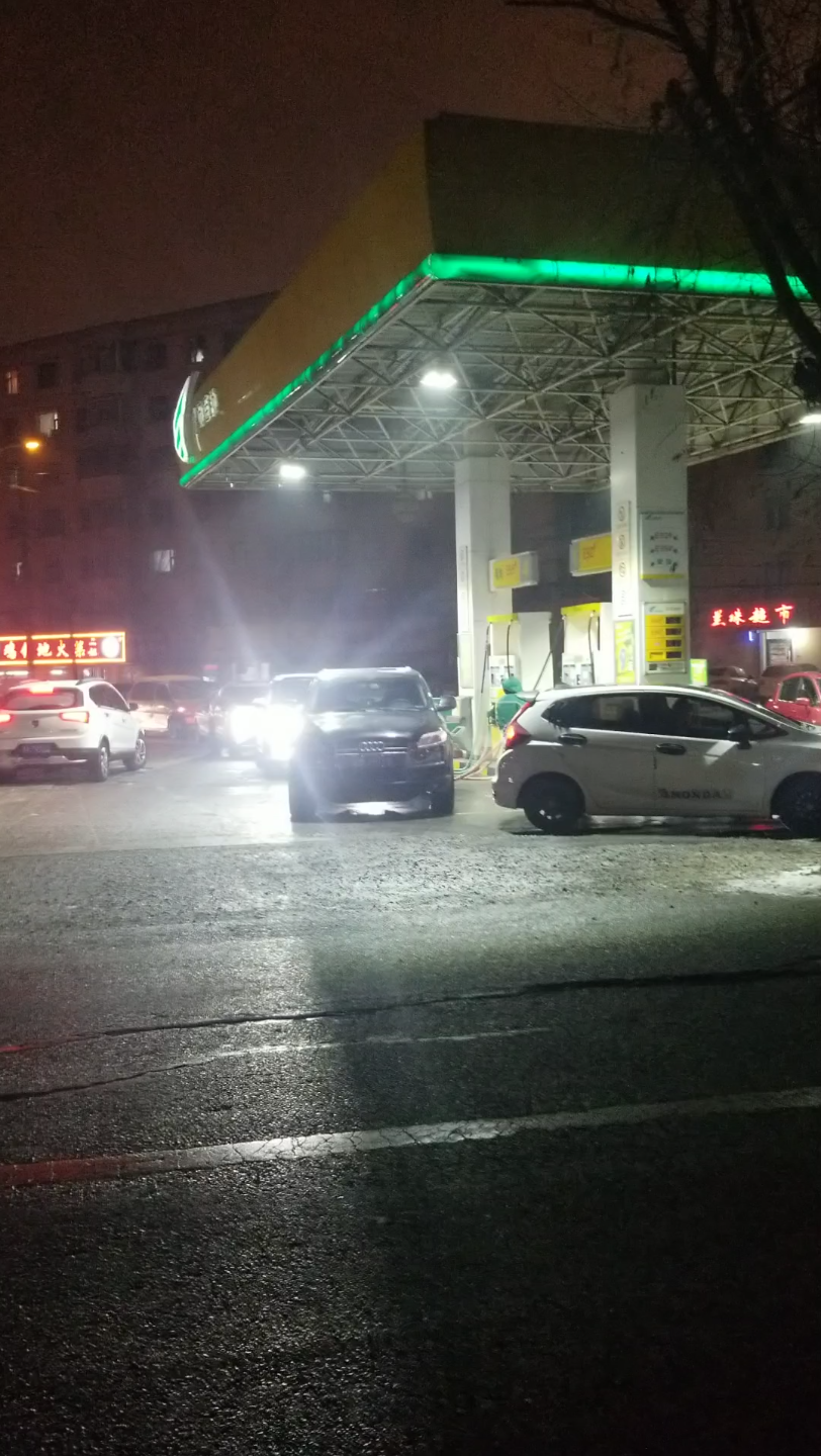 傍晚,加油站还在忙碌