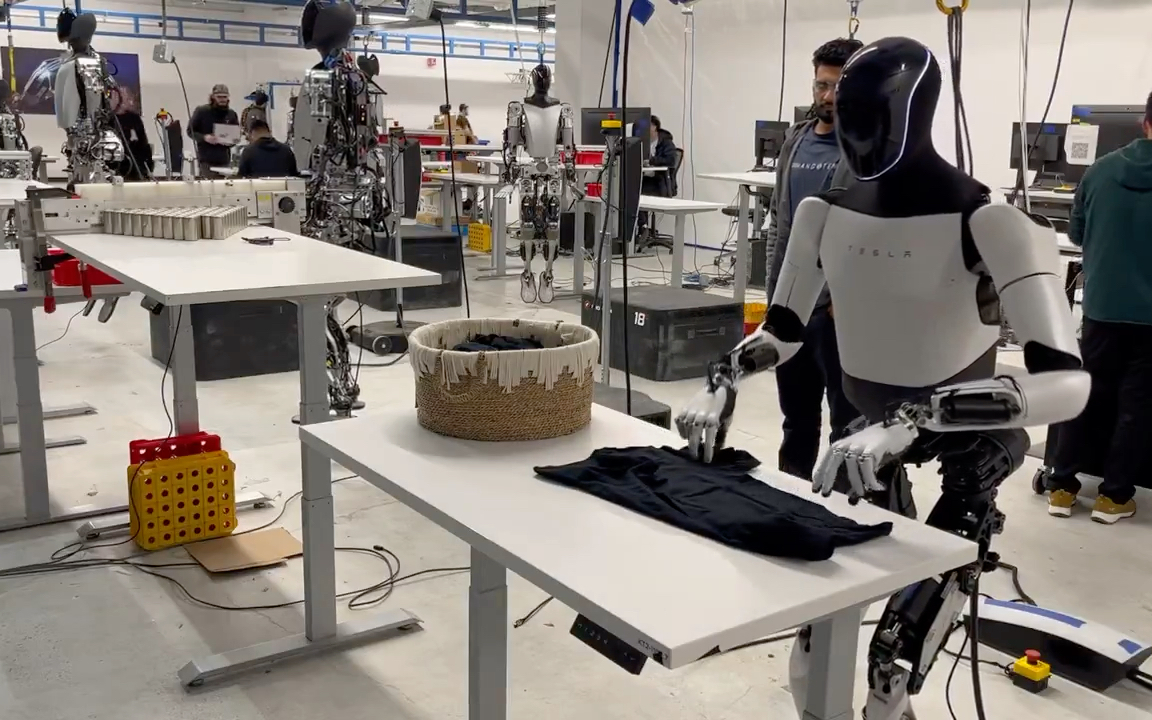 据说是马斯克的猫女机器人在练习帮未来老公们洗衣服