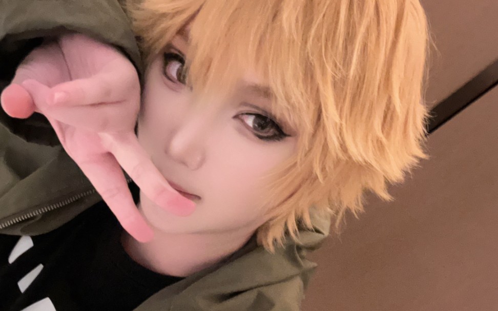 在洗手间和纹身贴搏斗的意大利金发帅哥mafia一枚呀