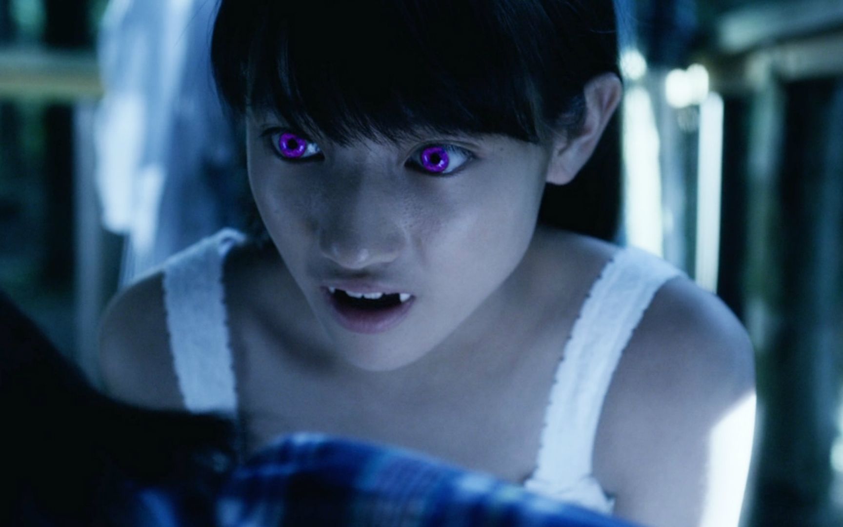 一家人都是吸血鬼,小女孩却爱上了人类男孩,一部奇