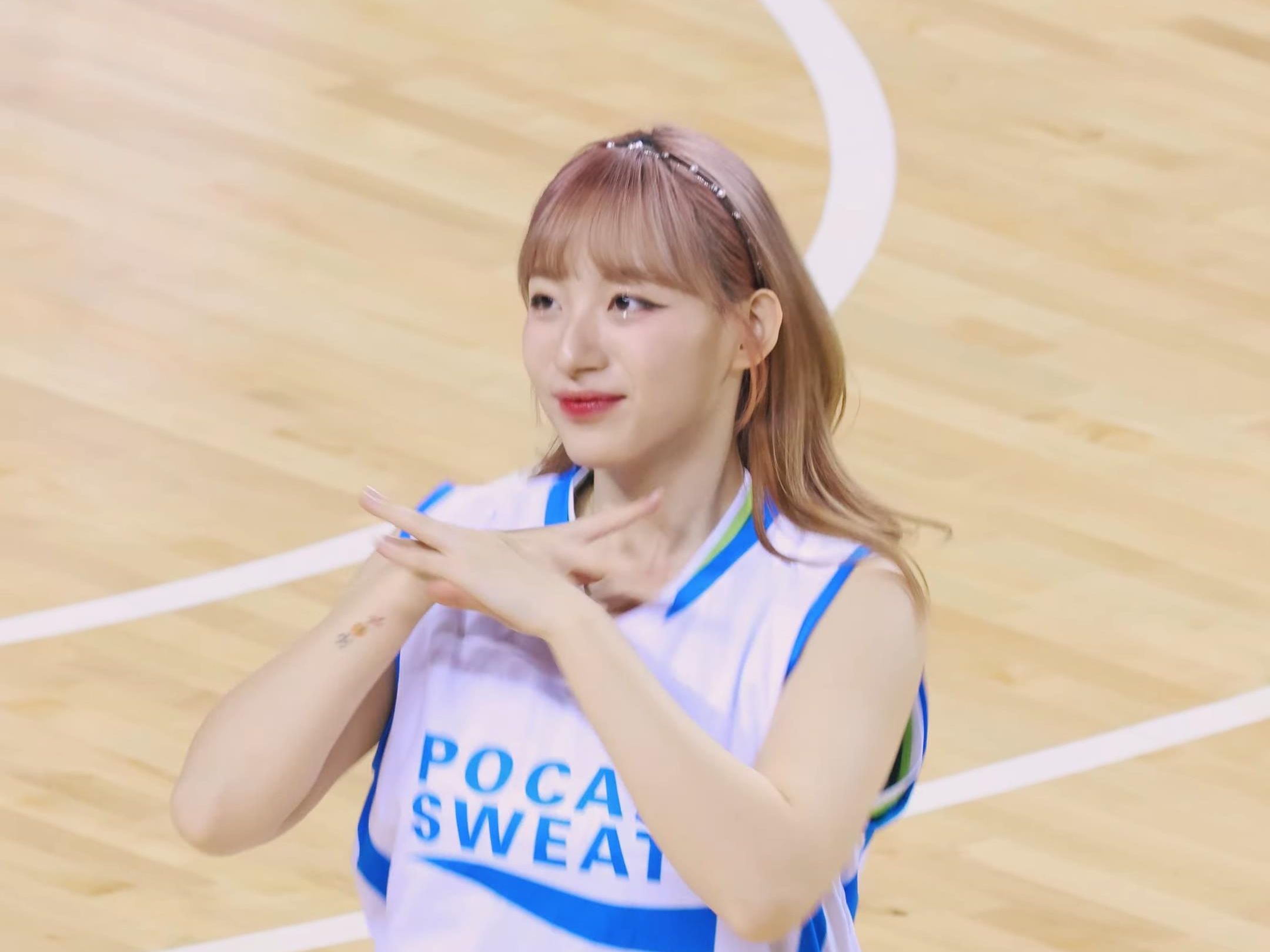 清新地支持福卡里·斯维特的河智苑啦啦队4k