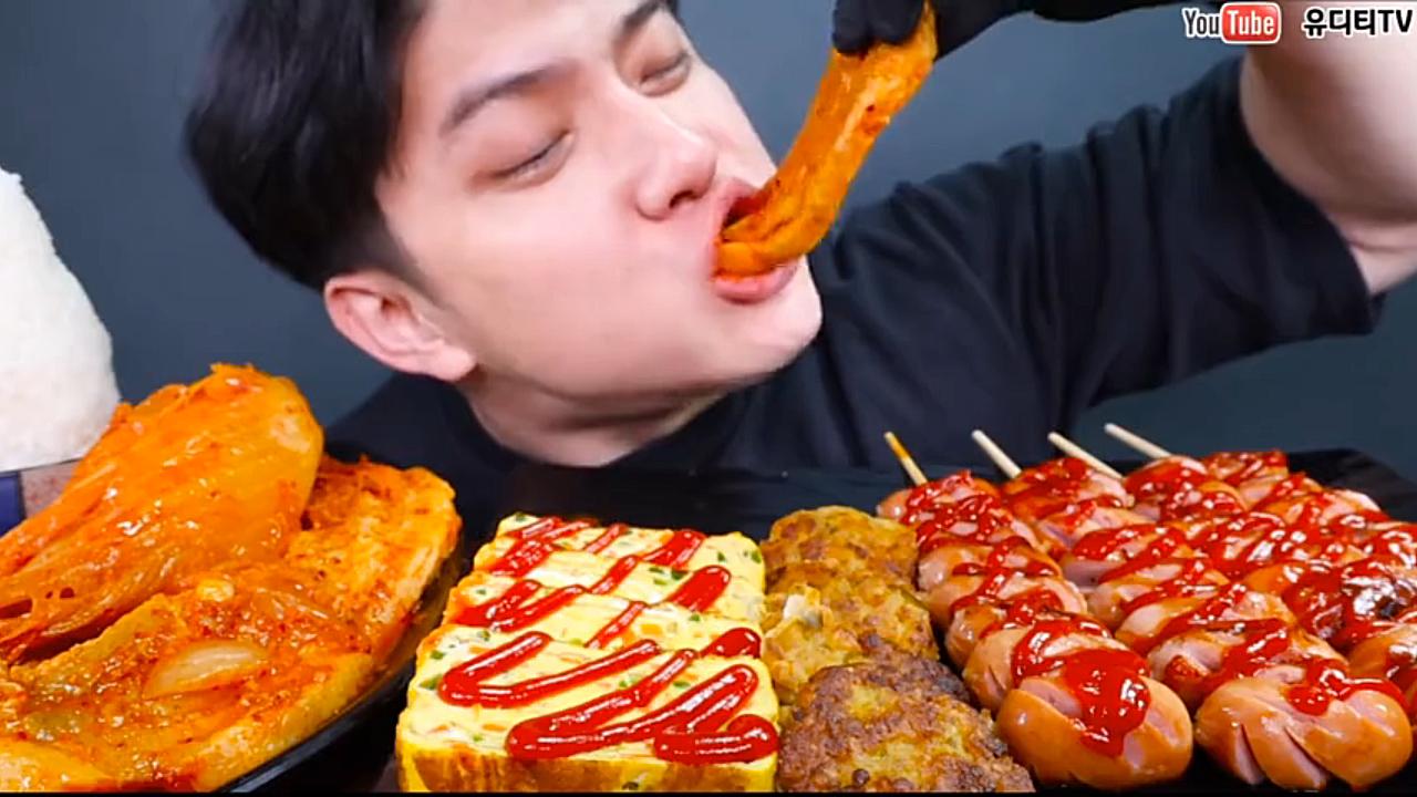 韩国吃播udt3层王妃味香肠蔬菜鸡蛋卷煎碎后吃