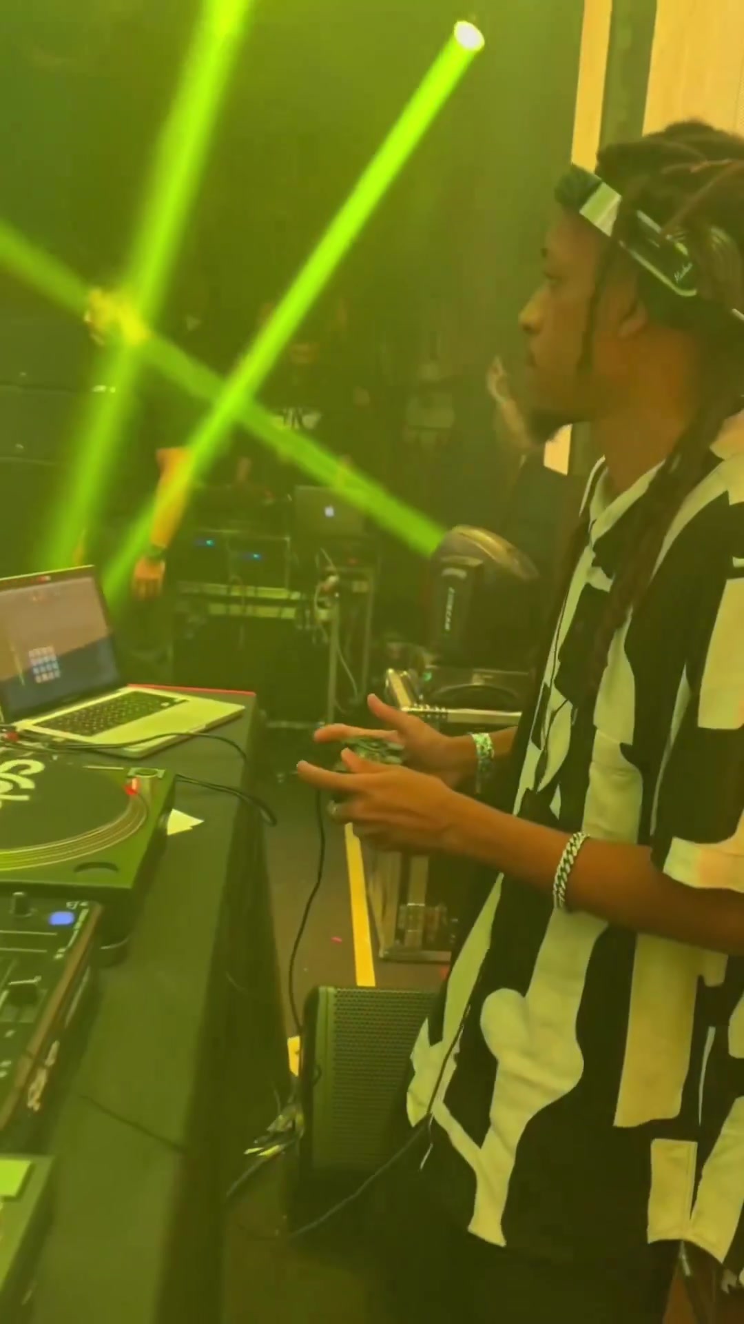 制作节拍或玩gta?信用 @ dreebeatmaker