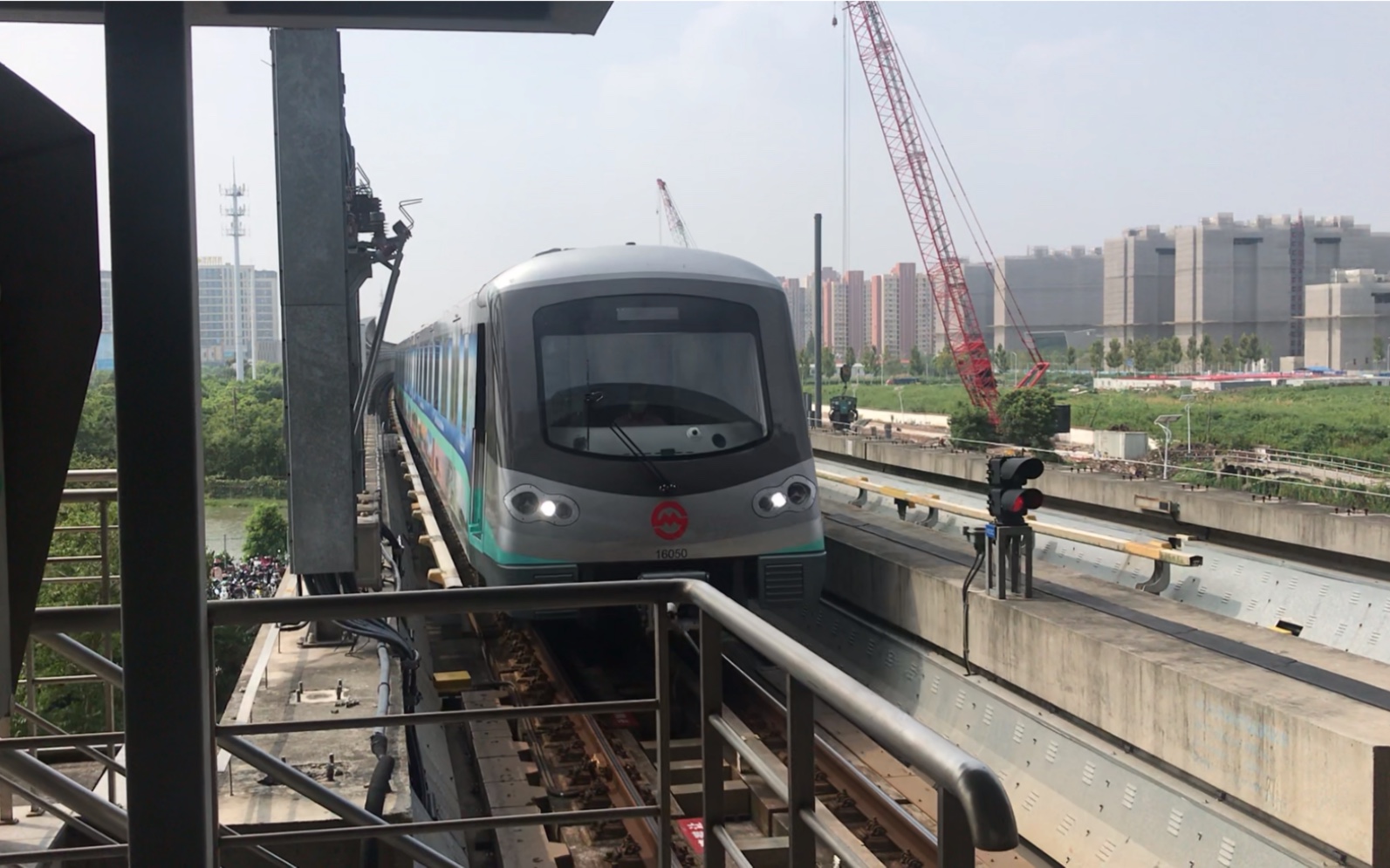 【上海地铁】16号线16a02抹茶二世广告车16050下行进周浦东站_哔哩