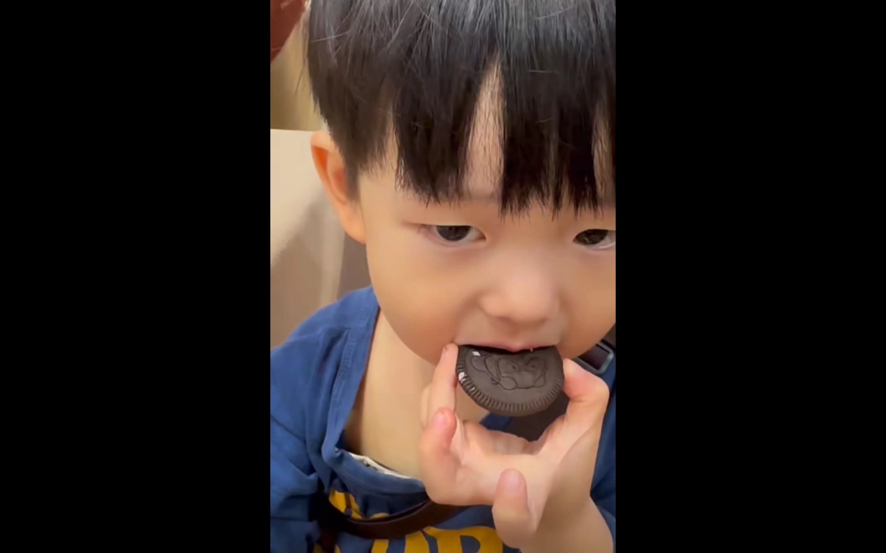 吃奥利奥饼干的阿宝宝