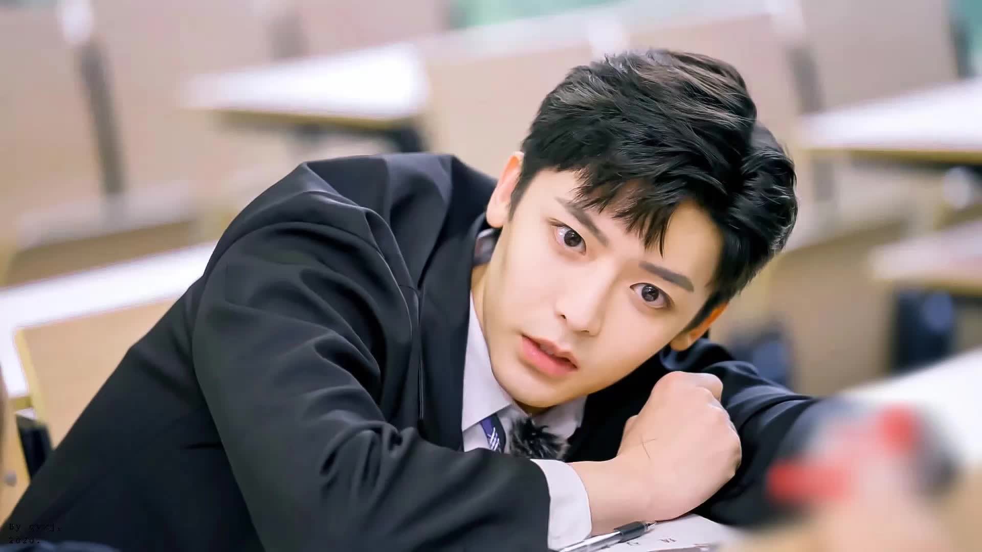 穿上校服的侯明昊我一秒梦回花彪了!