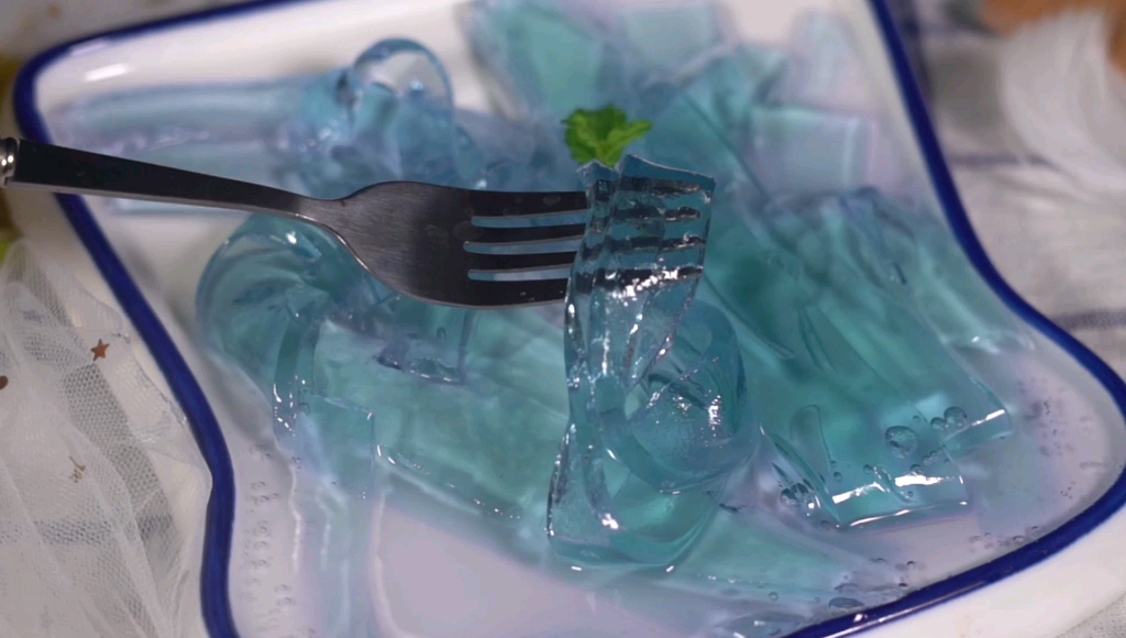 新东方的周一吃蝶豆花白凉粉