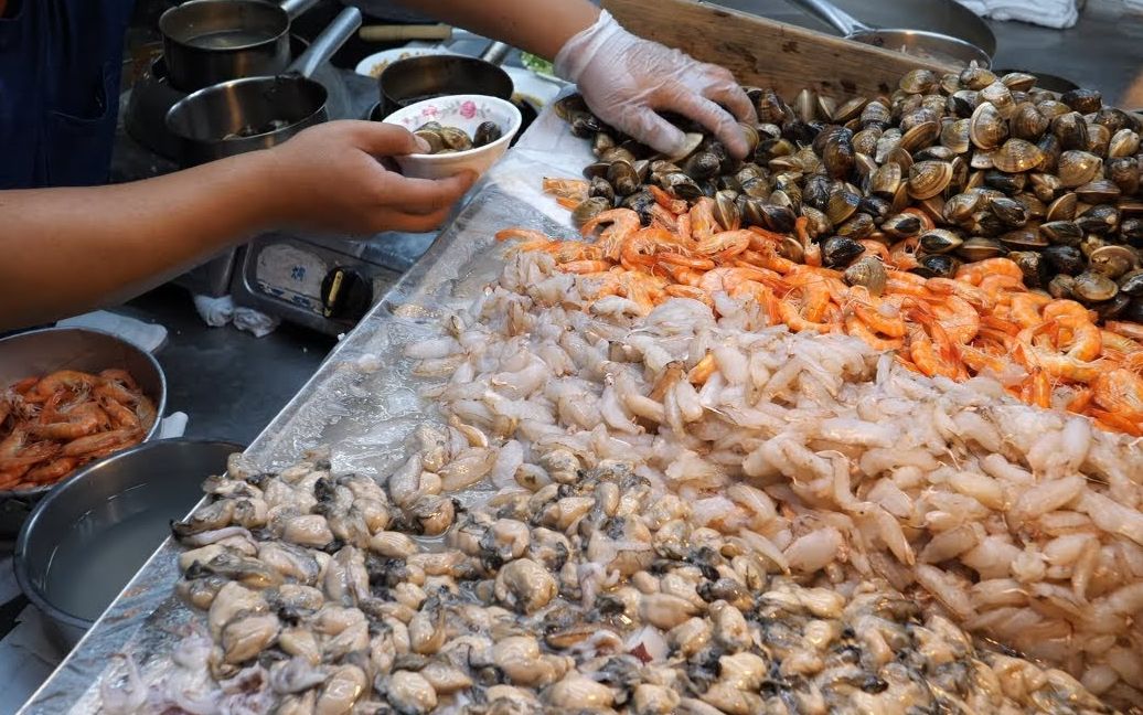 台湾街头美食盐蒸螃蟹海鲜粥