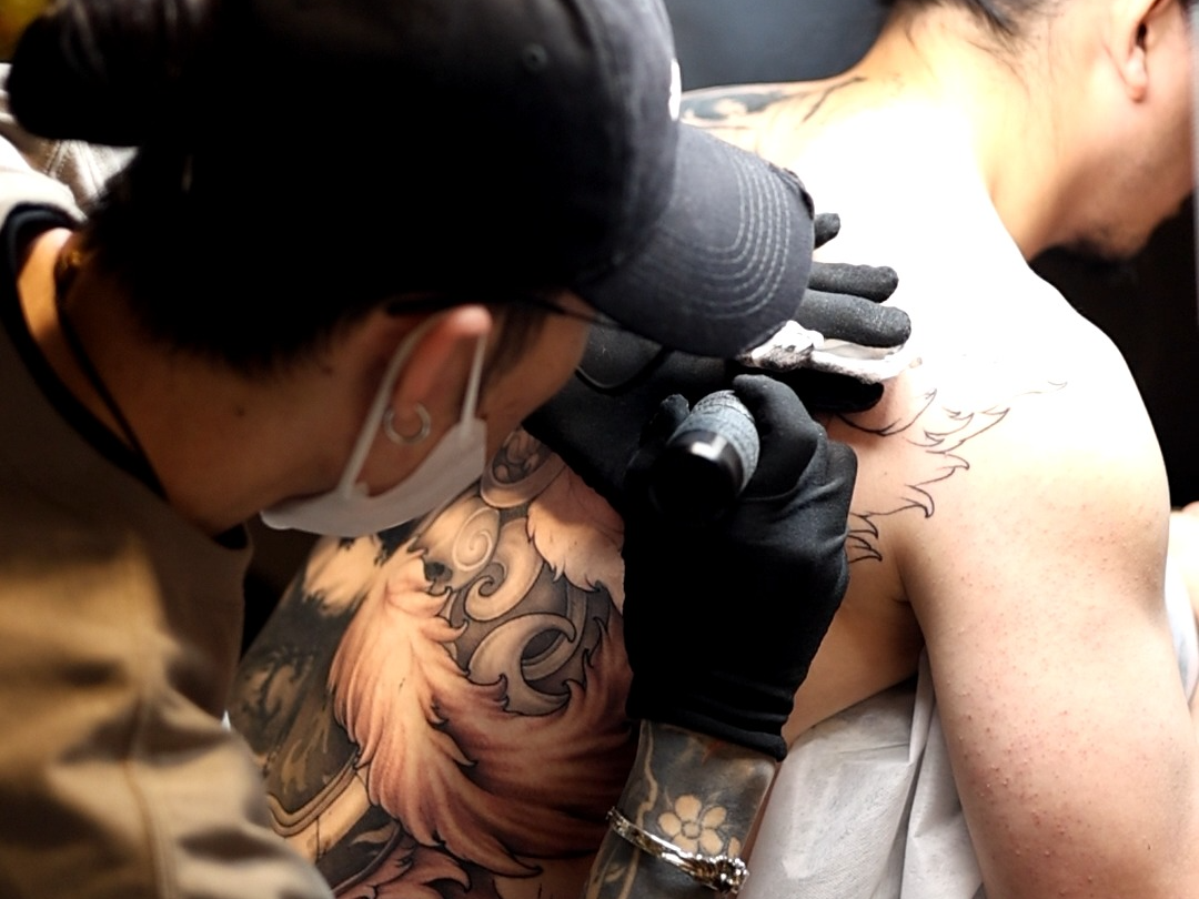 满背醒狮纹身 小亨工作花絮