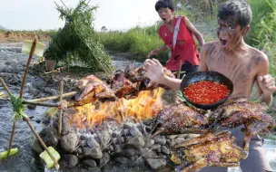 Скачать видео: 俩小伙在河边制作简单的水车烤鸡太香了