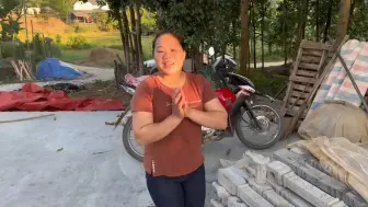 Video herunterladen: 越南小叔回老丈人家修围墙，越南婶婶知道要带她去中国开心又激动也想学中文