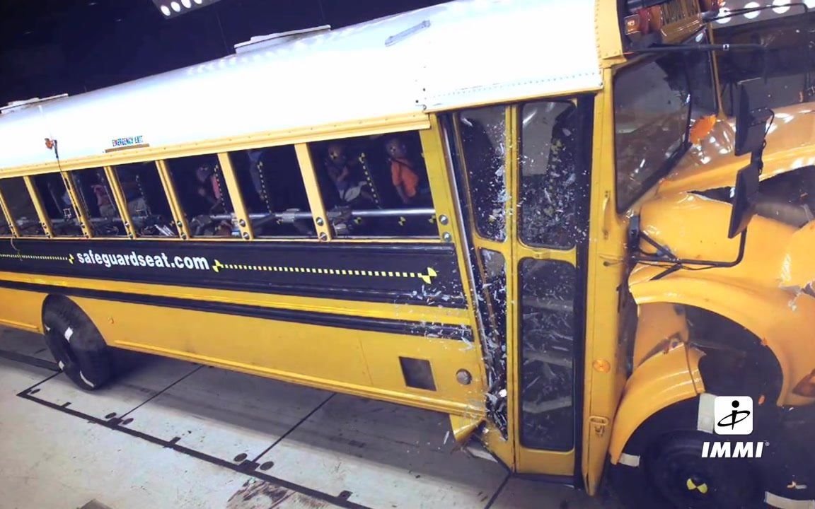 碰撞测试——美国长头大型校车正面撞墙 车内外影像