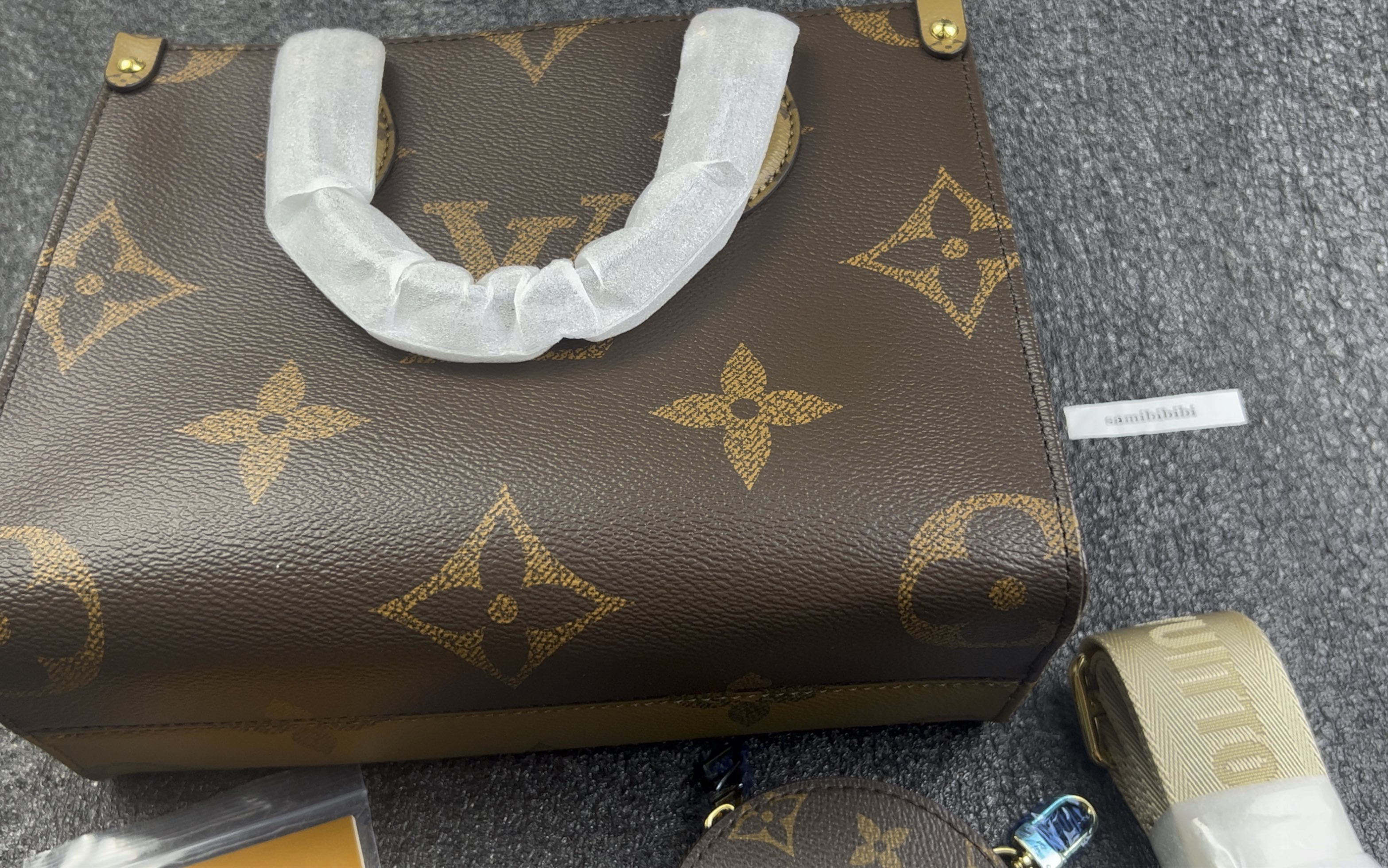 开箱鉴赏onthego 小号 宽带老花手提包m46373