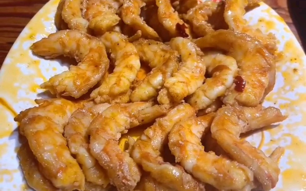 给女朋友剥虾是男朋友义不容辞的义务!