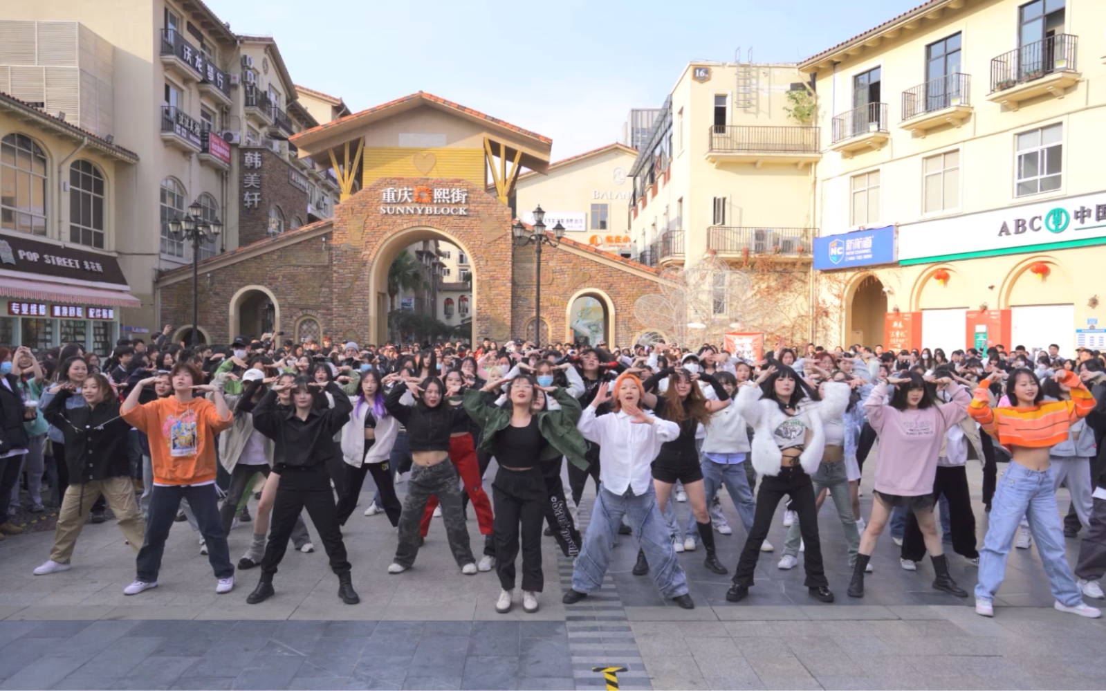 重庆熙街kpop随机舞蹈×杰杰熊街舞,大学城氛围太好了吧!