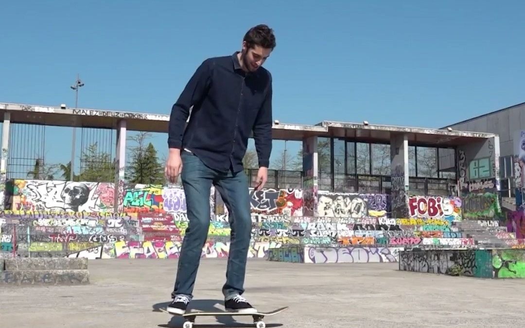 滑板教学|原地横向转板练习_哔哩哔哩_bilibili